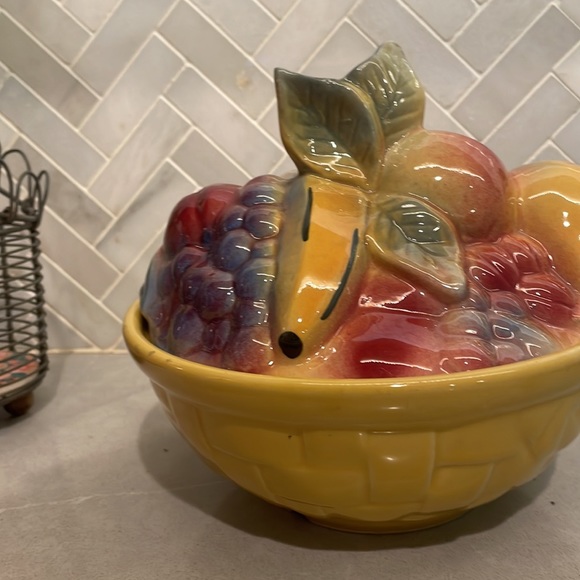 Shawnee USA Vintage Fruit Bowl and Lid - Picture 2 of 9